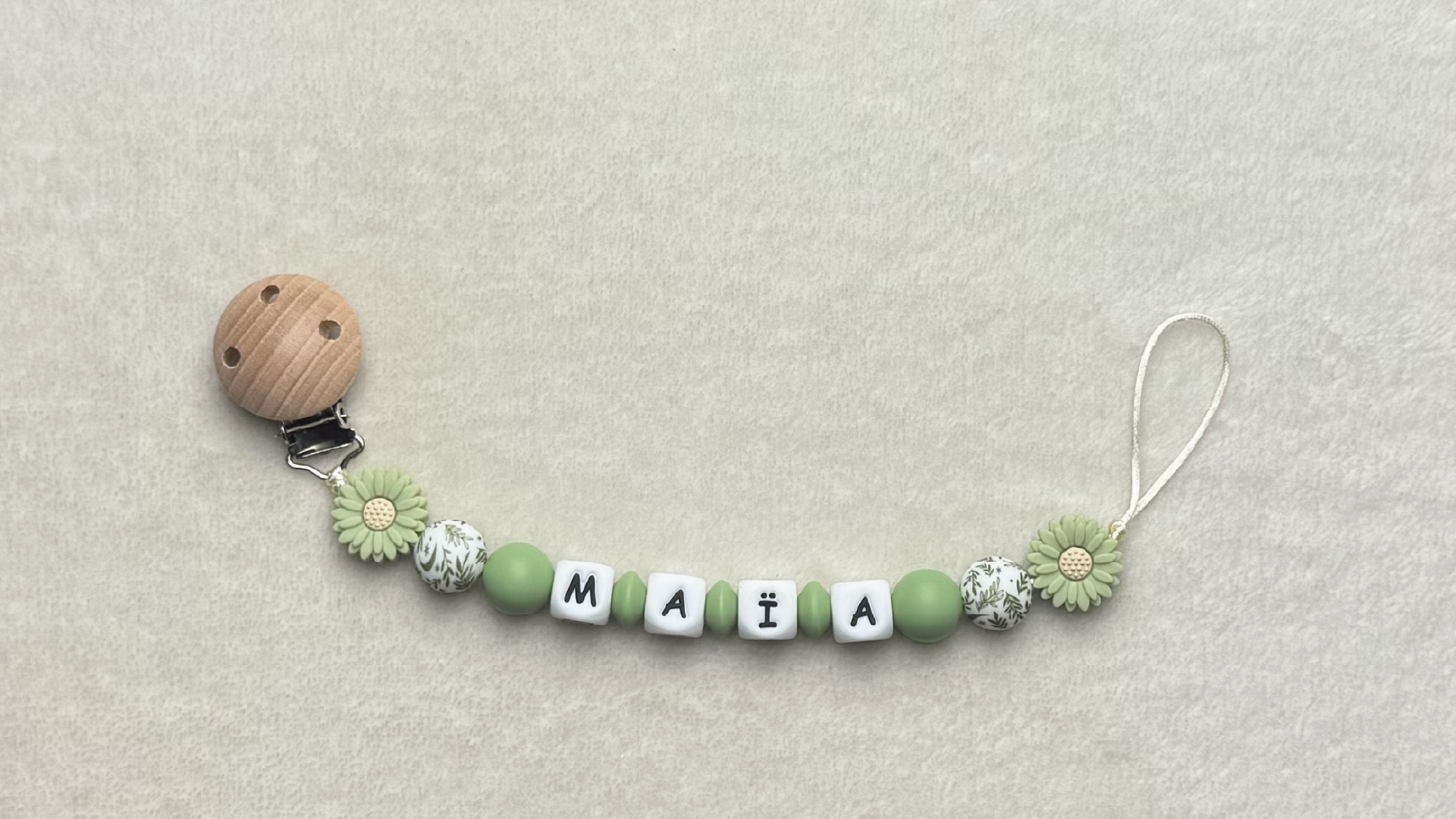 Attache-tétine-personnalisée-Maïa